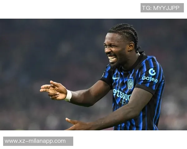 巴萨米兰关注曼城后卫阿克要价2000万不愿意租借 巴萨米兰关注曼城后卫阿克要价2000万不愿意租借