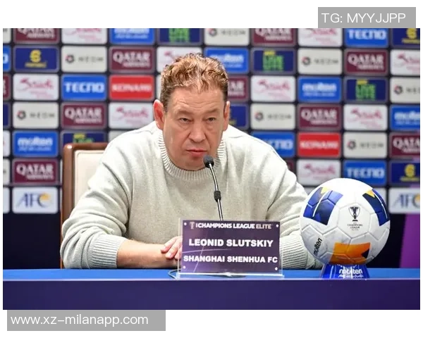 申花主帅斯卢茨基现场观战德约科维奇比赛享受偷闲时光